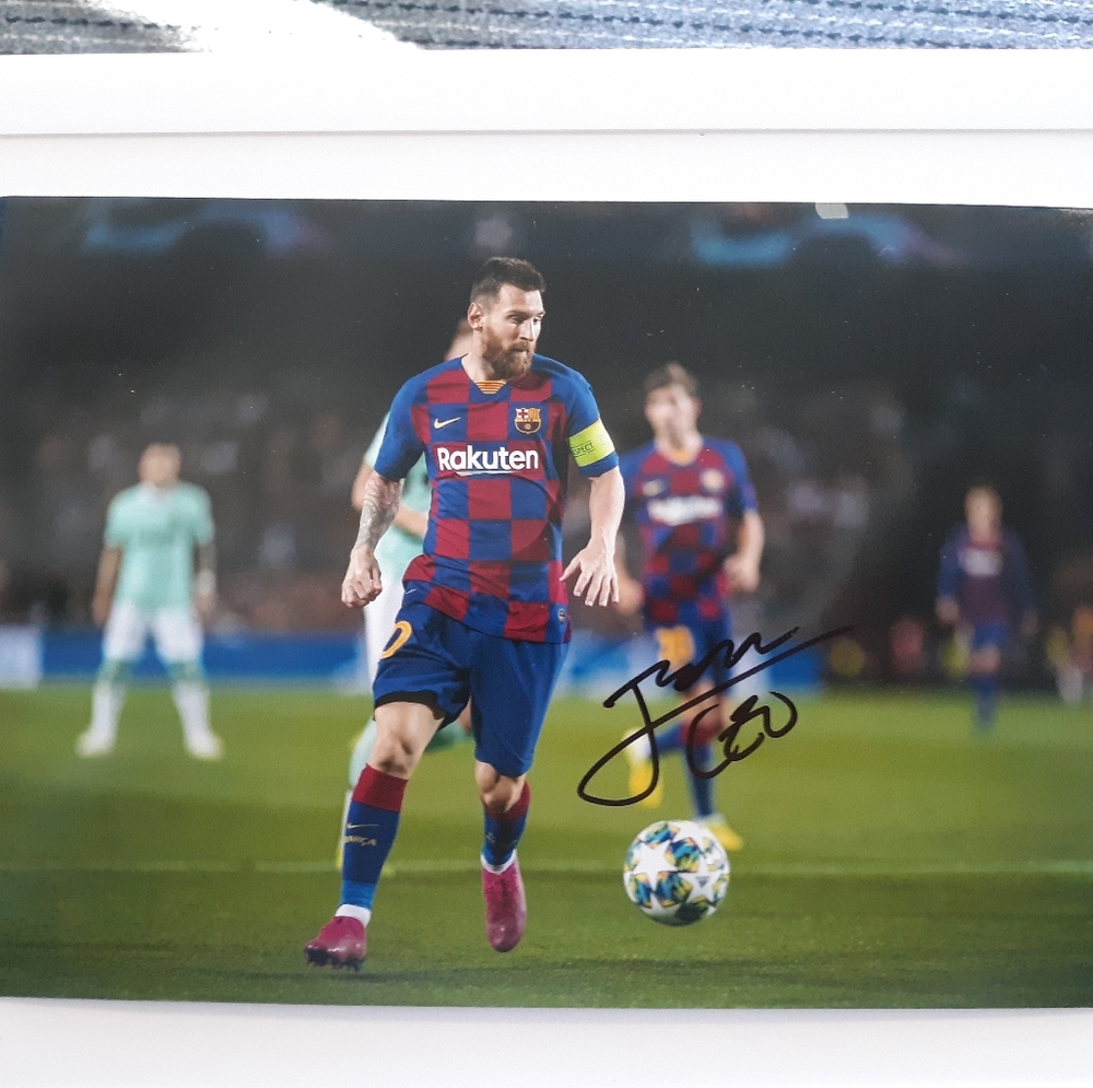 Lionel Messi autograph photo  12" x 8"